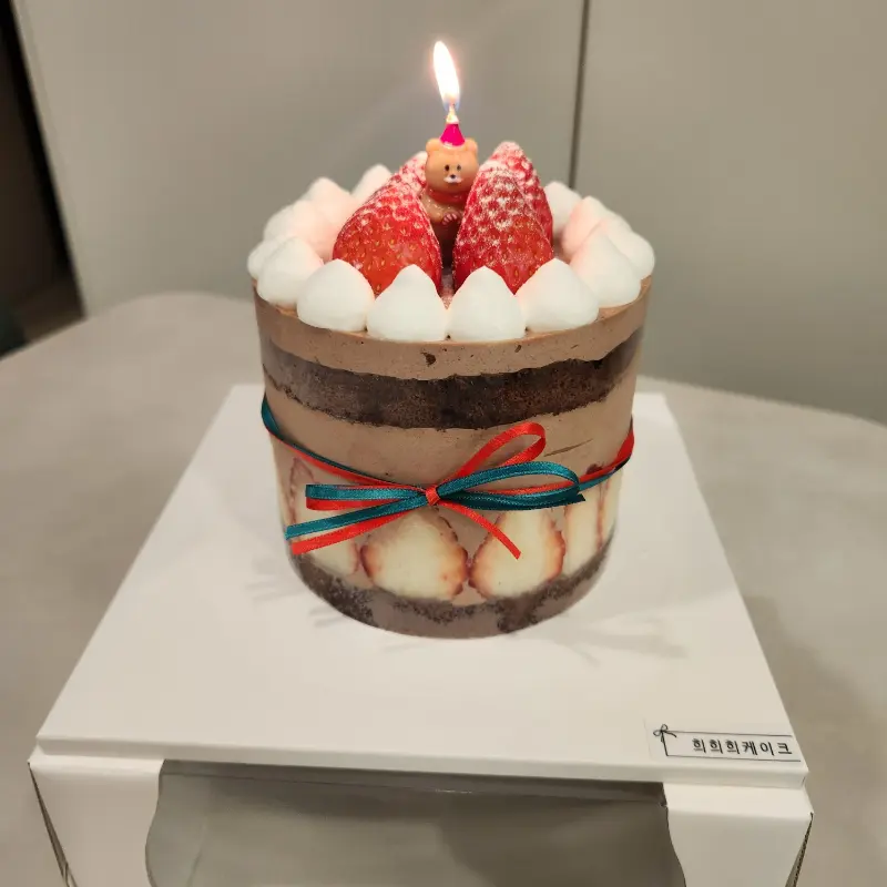 싱싱한 딸기가 듬뿍 올라간 딸기 생크림 케이크