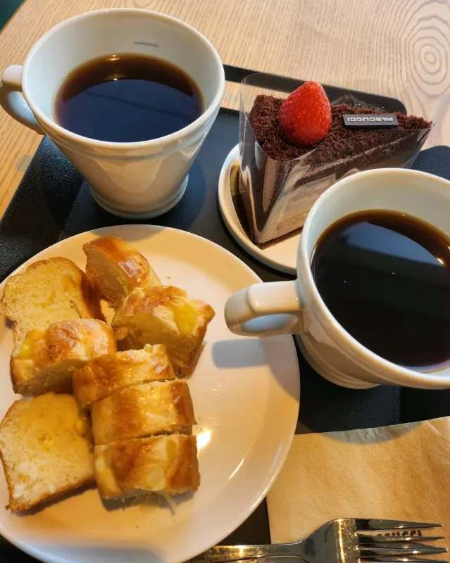 뱅쇼와 딸기 케이크