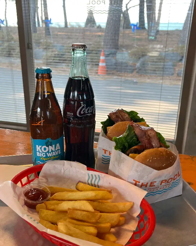 더풀에서 주문한 햄버거와 음료