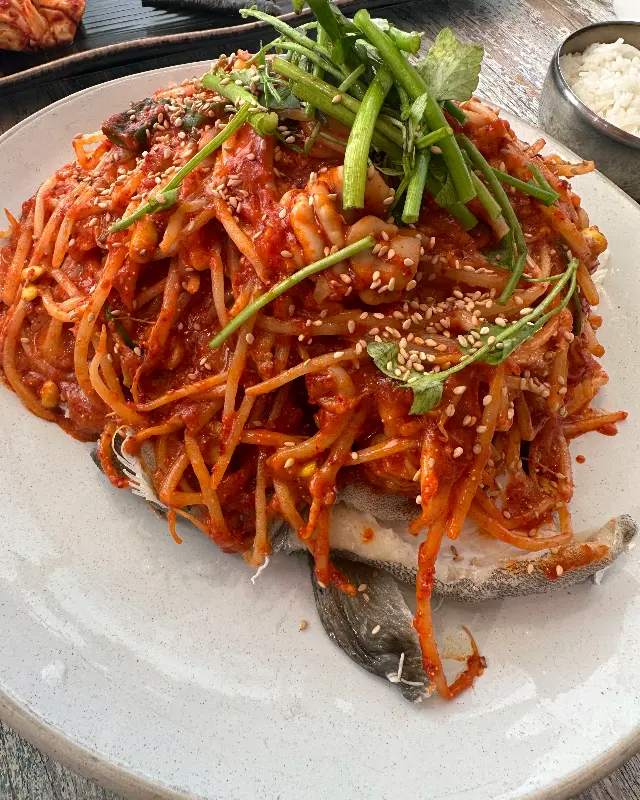 미나리가 듬뿍 올라간 대구뽈찜