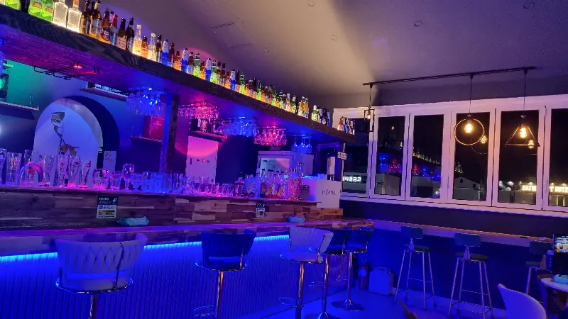 스포츠 유니폼이 걸린 벽면