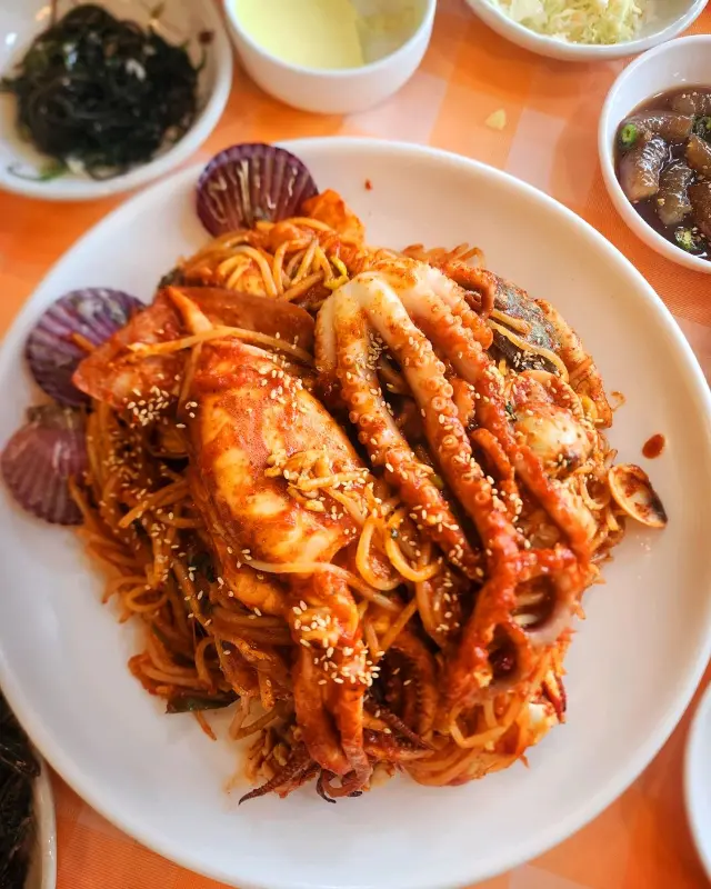 다양한 해산물이 들어간 해물찜