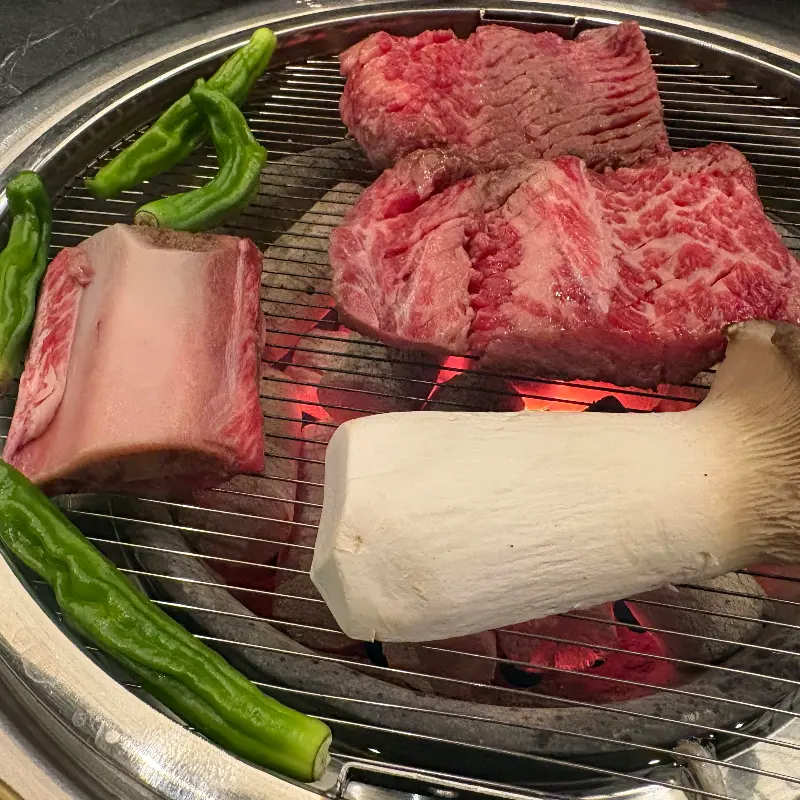 숯불 위에 올려진 갈비와 버섯, 꽈리고추