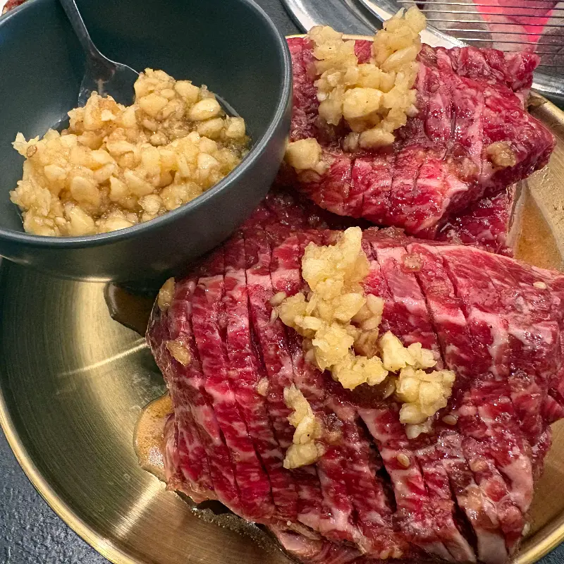 마늘 소스가 듬뿍 올려진 갈비