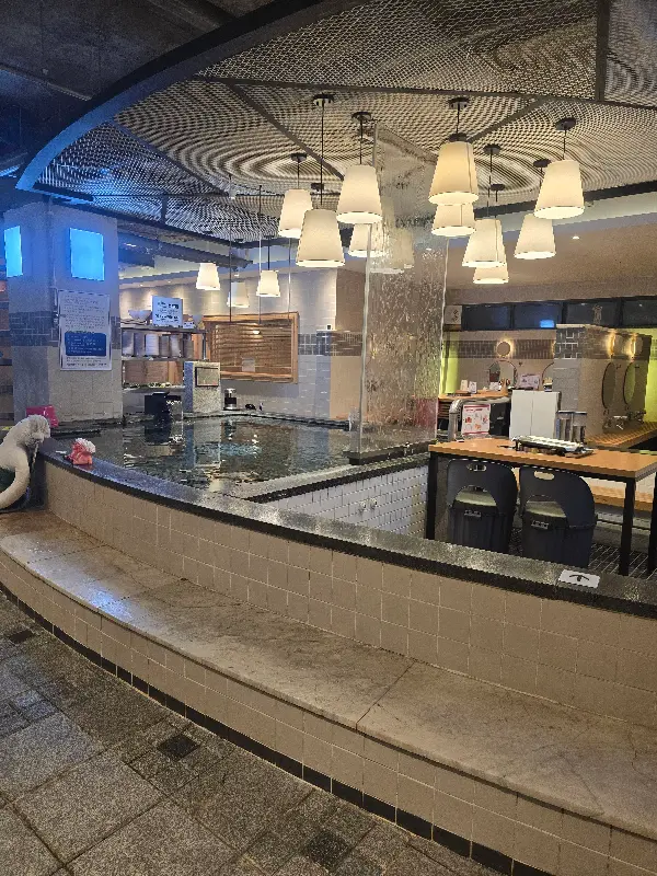 목욕탕 내부를 개조한 식당 내부