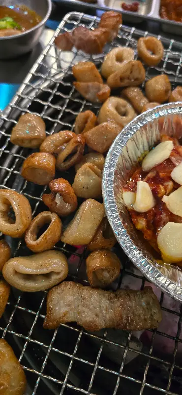 숯불 위에서 맛있게 구워지는 삼겹살