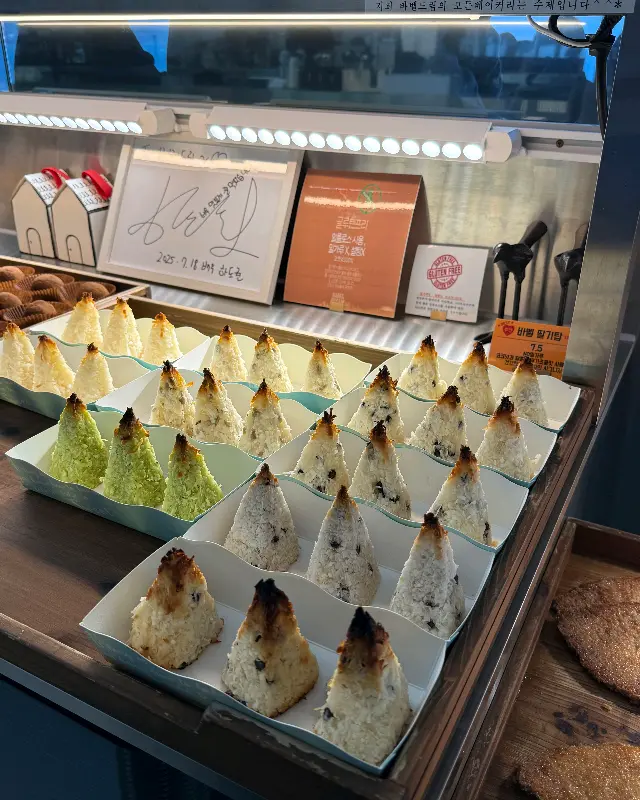 다채로운 색감의 두쫀쿠 디저트 쇼케이스