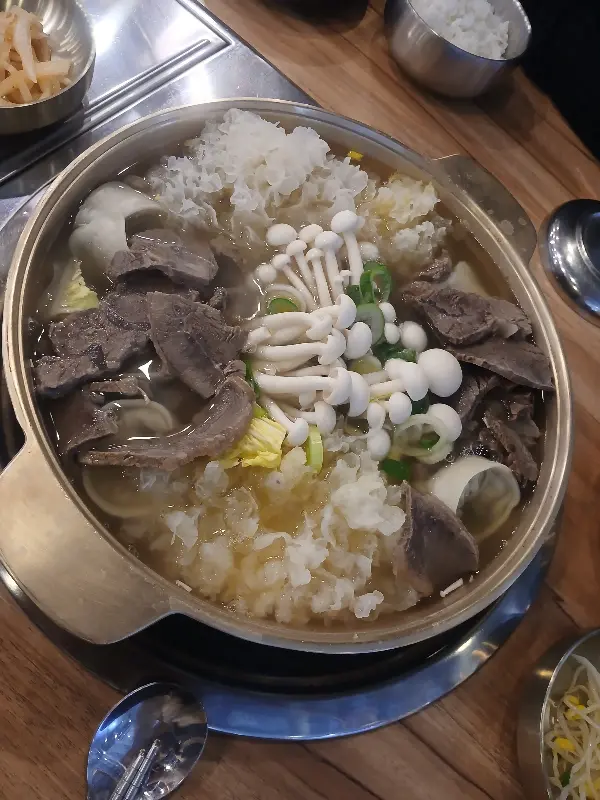 버섯과 고기가 가득한 전골