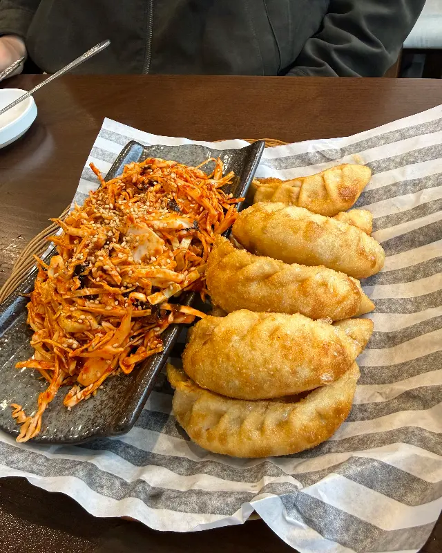 튀김만두와 비빔만두