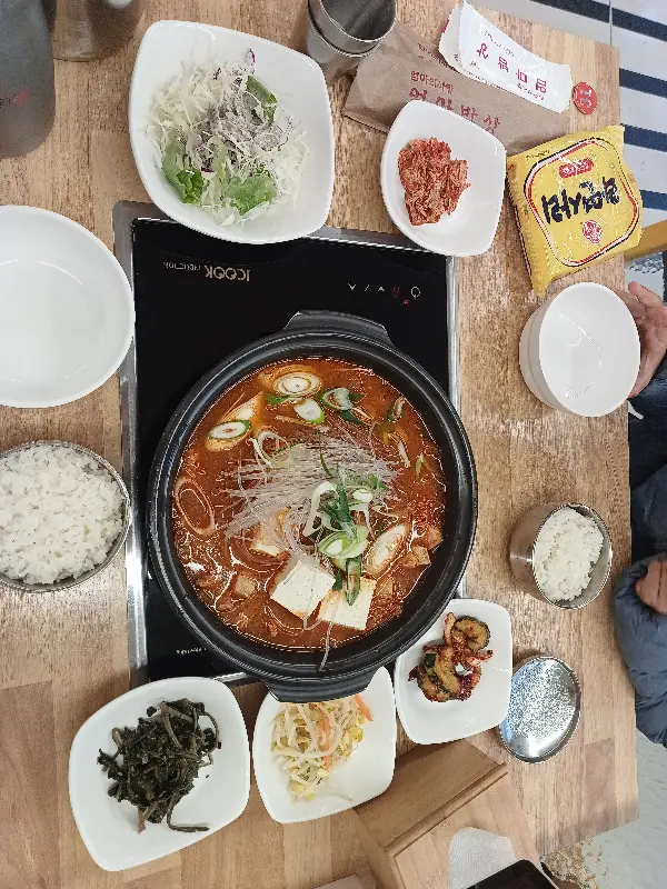 김치찌개 한 상 차림