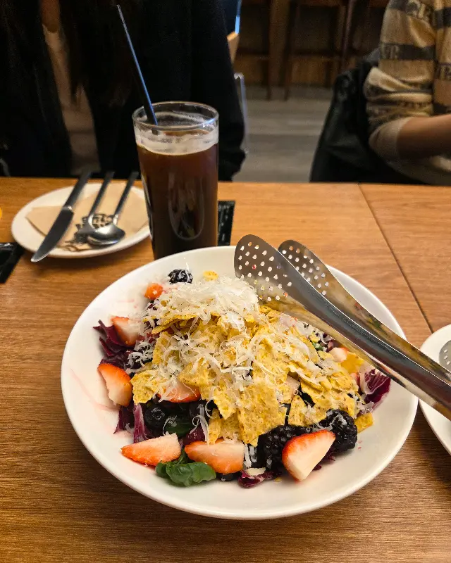 신선한 재료가 듬뿍 들어간 샐러드