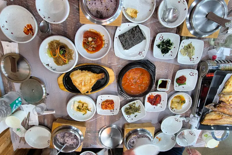 테이블 가득 차려진 음식들