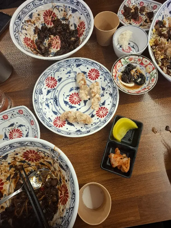 깔끔하게 비워낸 짜장면 그릇