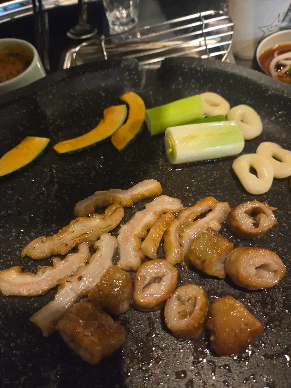 돌판 위에 익어가는 막창과 떡