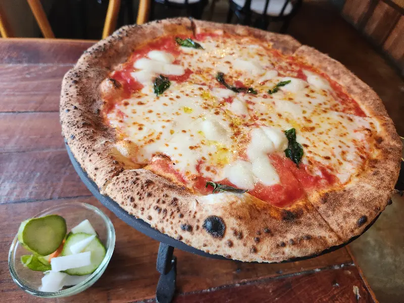 환상적인 비주얼의 마르게리따 피자