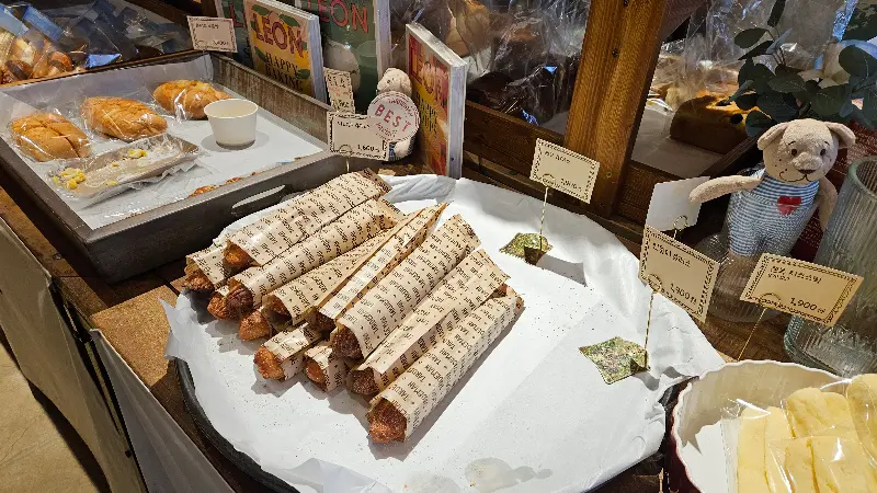 다양한 빵들이 진열된 모습