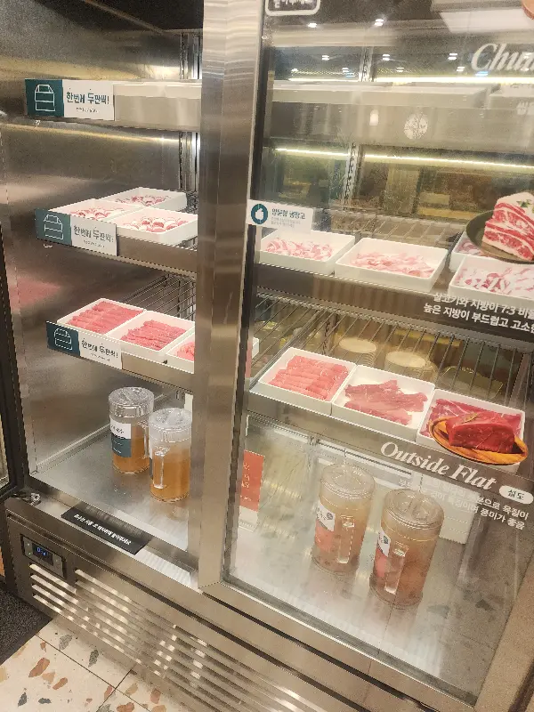 신선한 고기가 가득한 냉장고