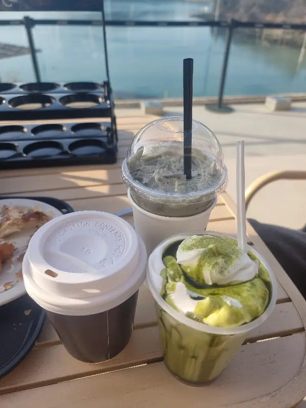 제주말차크림라떼와 기니쉬케이크