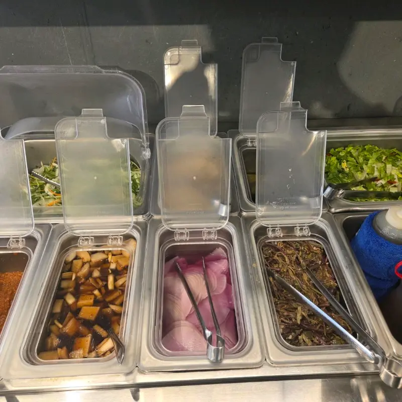 다양한 곁들임 반찬이 준비된 셀프바