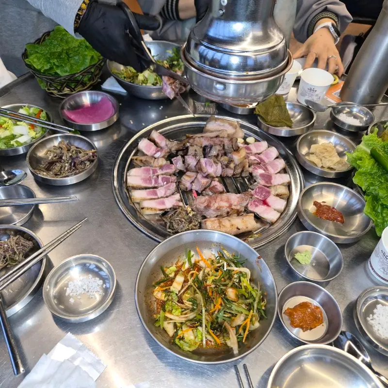 푸짐하게 차려진 흑돼지 한 상