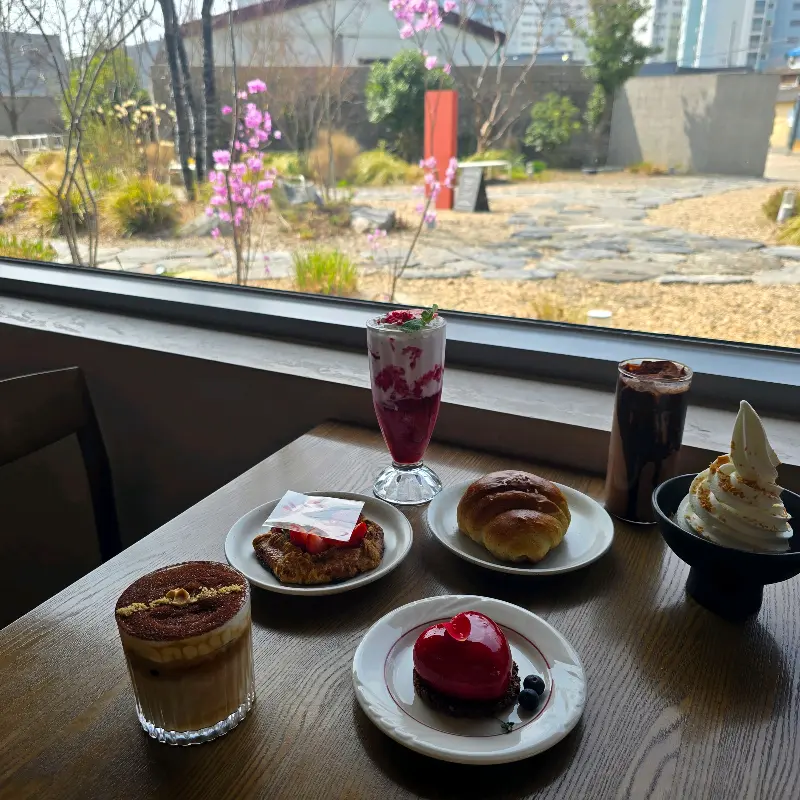 마가진 라떼와 디저트