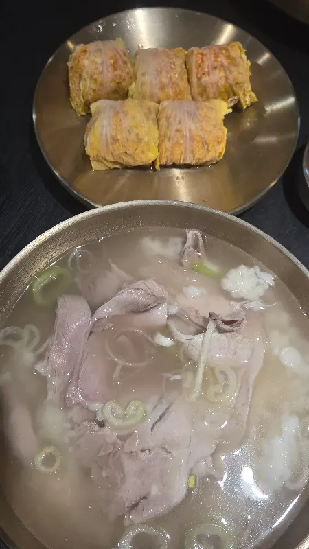 배추만두의 독특한 비주얼이 시선을 사로잡는다.