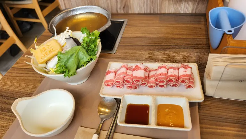 신선한 야채와 우삼겹이 가득한 샤브샤브 한 상