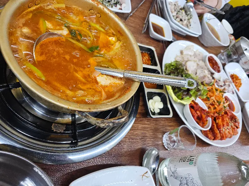 푸짐한 세트 메뉴 한 상