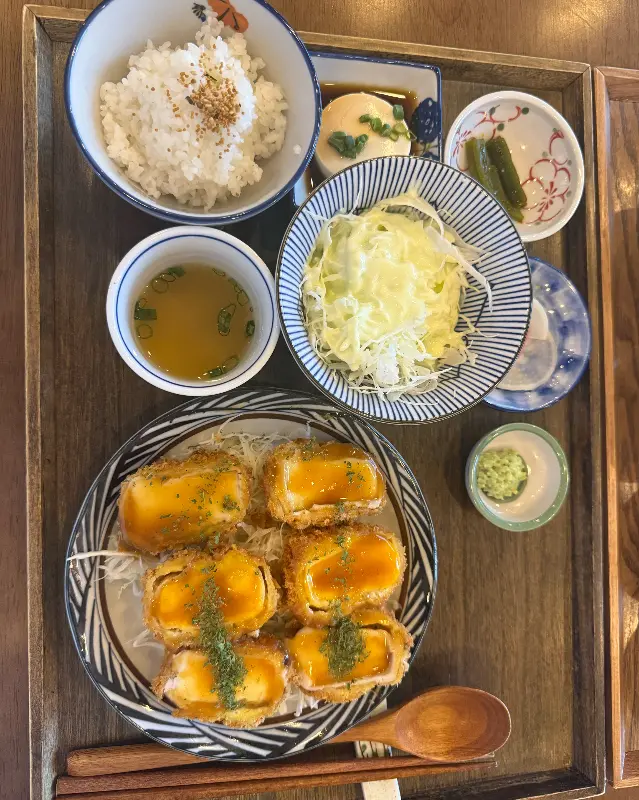 황홀한 비주얼의 치즈 카츠 정식