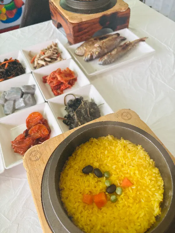 치자영양돌솥밥 정식 한상차림