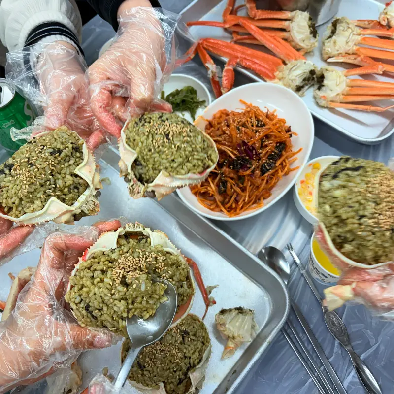 게딱지 볶음밥을 들고 있는 모습