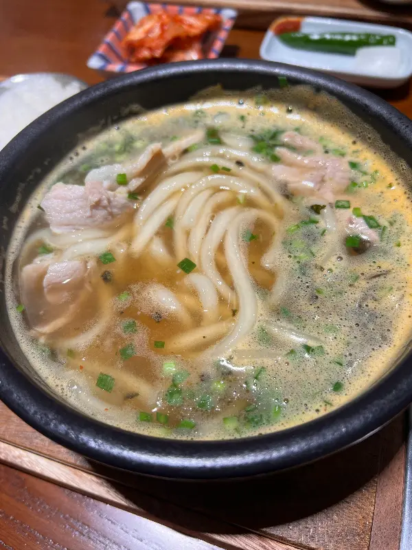 우동 면발과 돼지고기의 환상적인 조화
