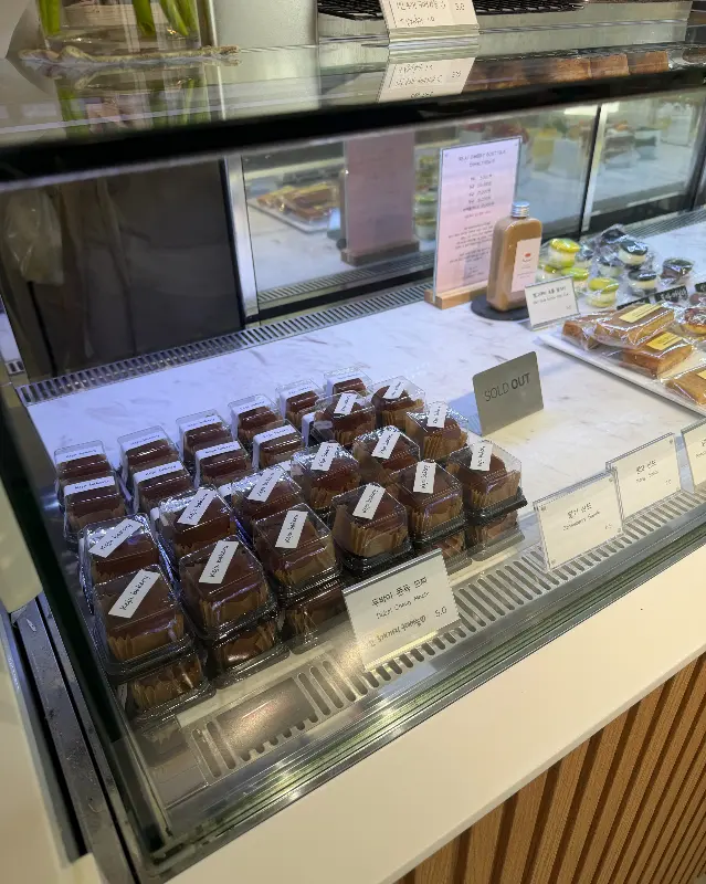 쇼케이스 안에 진열된 케이크