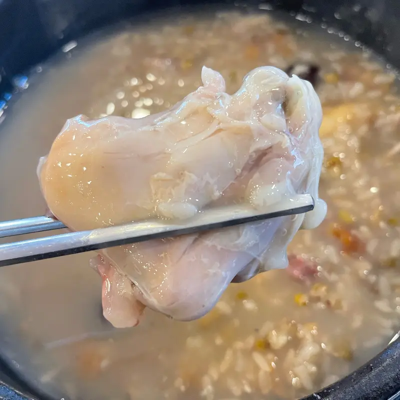 젓가락으로 찢어지는 닭고기