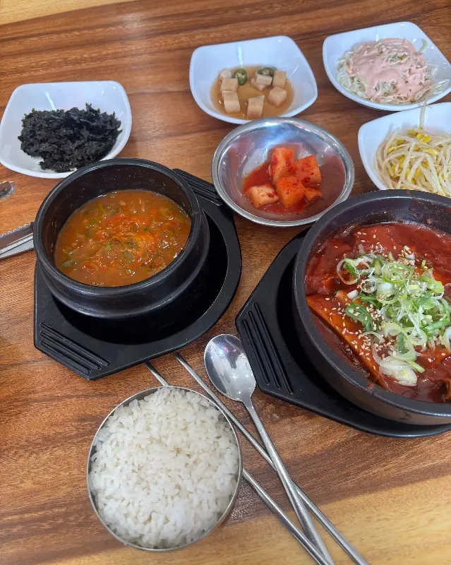 된장찌개와 다양한 밑반찬
