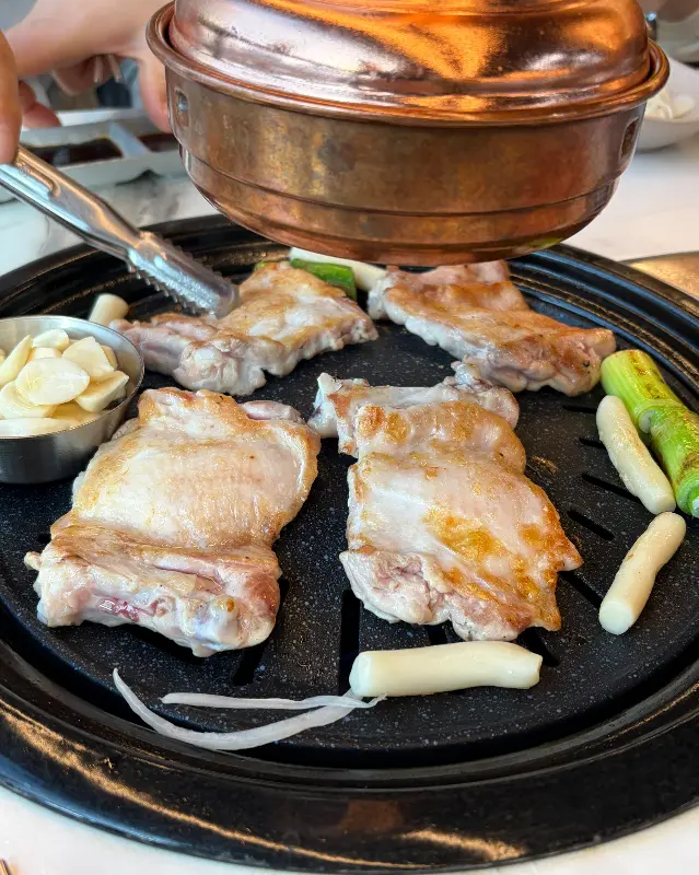 숯불에 구워지는 닭갈비