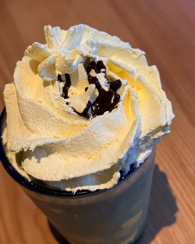 커피 휩이 예술인 돌체라떼