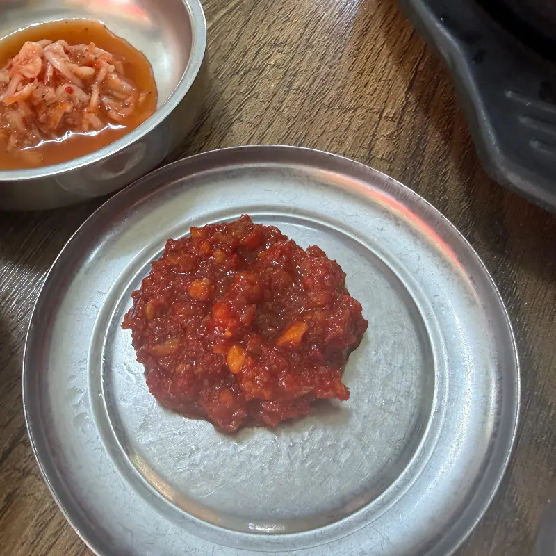 마늘 소스의 강렬한 존재감