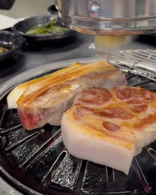 불판 위에서 익어가는 흑돼지