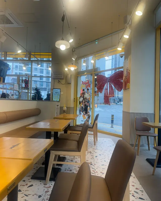 크리스마스 장식으로 꾸며진 메가커피 내부