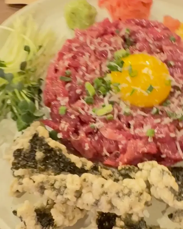 육회와 해초 튀김의 조화