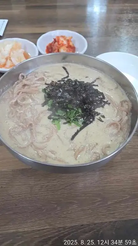 진한 들깨 국물이 인상적인 도토리들깨칼국수