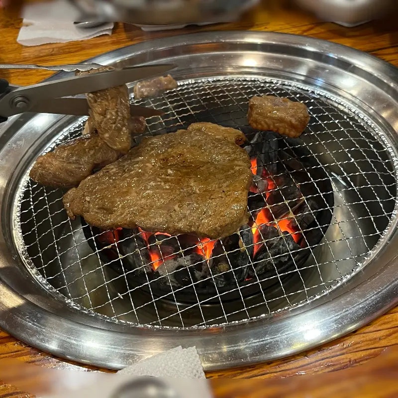 숯불 위에서 익어가는 돼지갈비