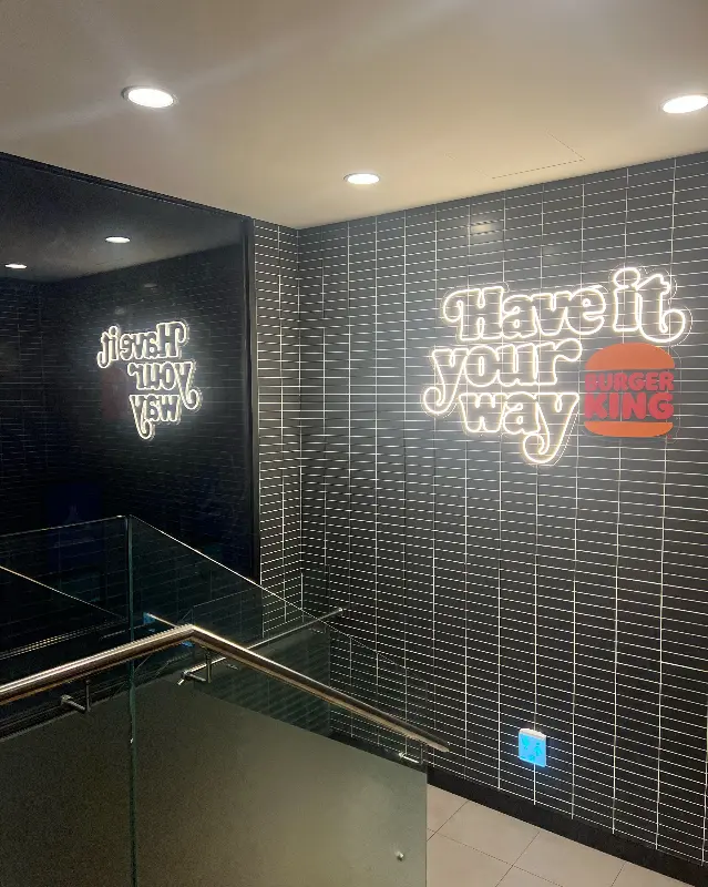 버거킹 노량진역점 계단 옆 네온사인