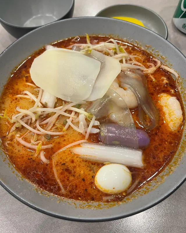 푸짐하게 담긴 마라탕의 모습