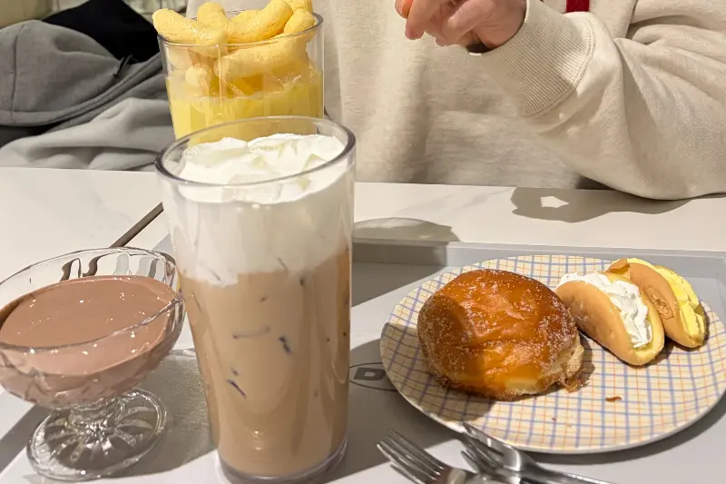 디저트와 음료 한 상 차림