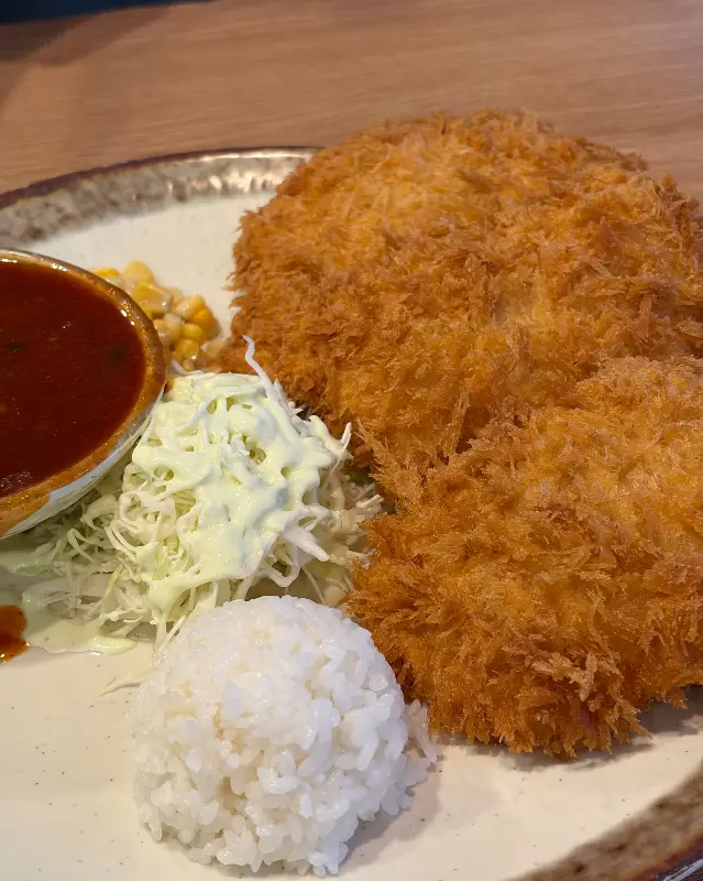 돈까스의 바삭한 튀김옷과 촉촉한 속살