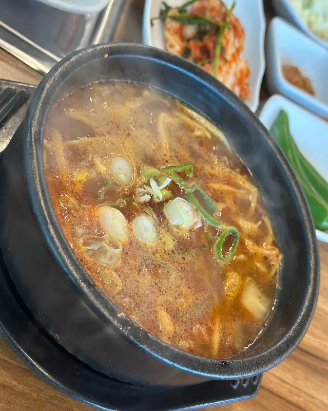 뚝배기에 담겨져 나오는 된장찌개