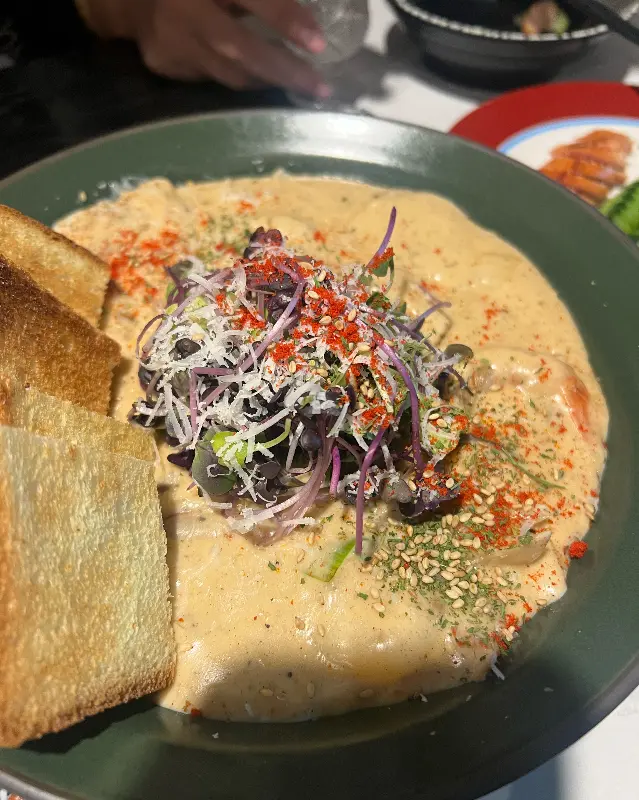 크림 소스가 듬뿍 올려진 파스타