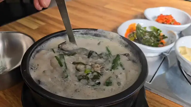 싱싱한 굴이 들어간 굴국밥